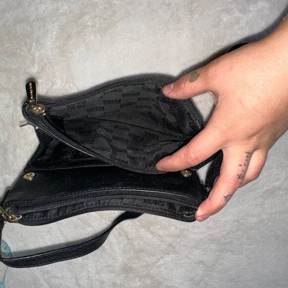 Elevate your style with this stunning Michael Kors crossbody bag. Crafted from l - Picture 5 of 13